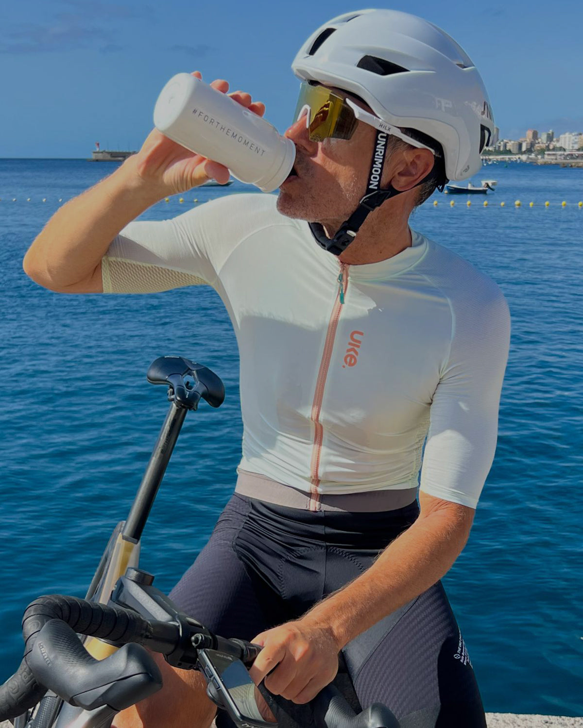 Cycliste portant un maillot UKE léger