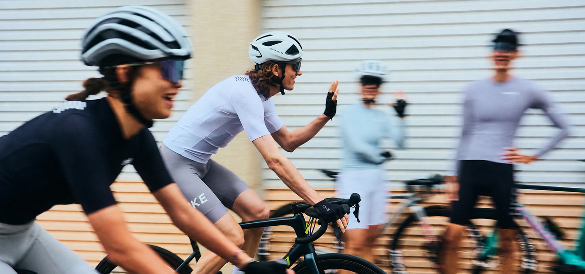 Cycliste britannique sur un vélo de route